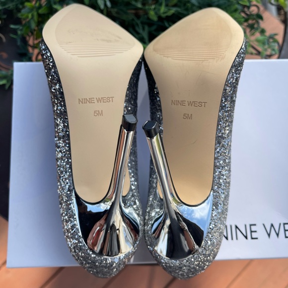 👠 NWOT gorgeous sparkly heels with silver heel - Picture 4 of 5